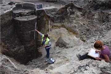 Melanie Müller, Grabungsleiterin und Archäologin vom Fachbüro „denkmal 3 D“, vermisst den Steinbrunnen in Lehe. Er reicht mindestens vier Meter in die Tiefe und hat einen Durchmesser von 1,10 Meter.