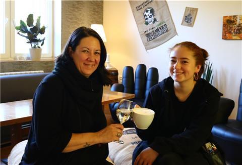 Melanie Röhm mit Tochter Ives (18) in dem Bereich ihres Bistro-Cafés, in dem ursprünglich die Sofa-Konzerte geplant waren.