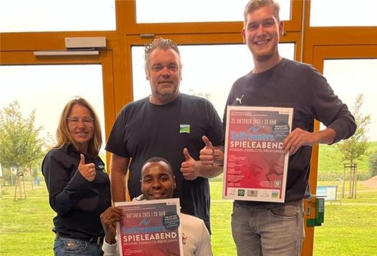 Beim Selfrunners-Spieleabend in Burhave ist Action angesagt Melanie Schmidt, Gercio Cumbe, Spielscheunen-Leiter Sascha Büsing und Mitorganisator Lukas Handeshauser freuen sich auf den Selfrunners-Spieleabend.