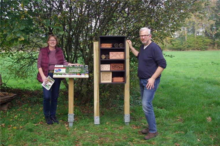 Kirchtimke: Gemeinde will Beitrag zum Artenschutz leisten Melanie Tibke und ihr Mann Frank freuen sich, dass die Nisthilfe für Wildbienen von Mensch und Tier positiv aufgenommen wird.