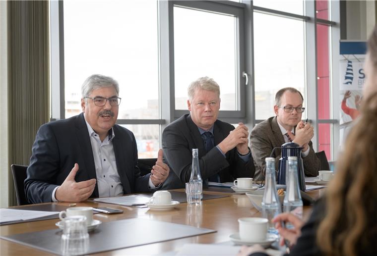 Bremerhaven: Tourismuszahlen auf Rekordhöhe Melf Grantz, Dr. Ralf Meyer und Andreas Beckmann (von links) sind stolz auf die touristische Entwicklung von Bremerhaven.