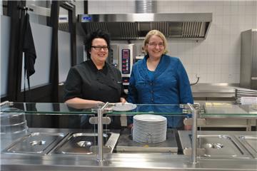 Mensaleiterin Andrea Kroos (links) und die kommissarische Leiterin der Oberschule Schiffdorf, Maike Agit, warten gesspannt auf die erste Essenslieferung der frisch eröffneten Schulmensa.