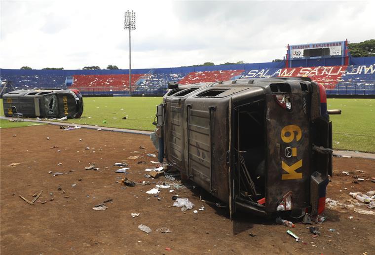 Mindestens 174 Tote bei Massenpanik in Indonesien Menschen begutachten die Schäden nach Ausschreitungen und einer tödlichen Massenpanik bei einem Erstliga-Spiel zwischen Arema FC und Persebaya FC.