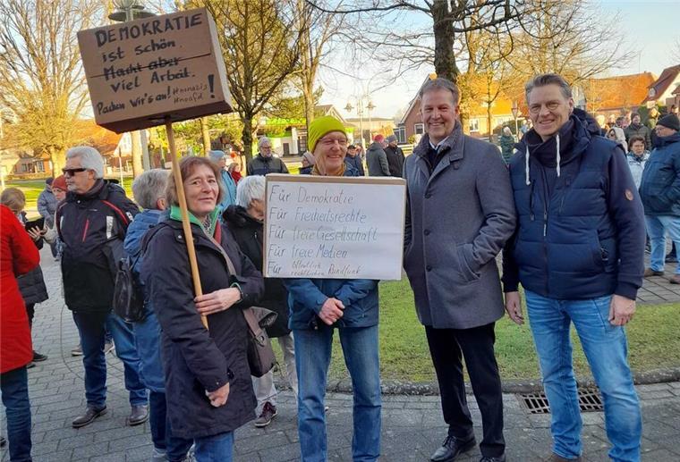 Menschen bei der Demo in Beverstedt