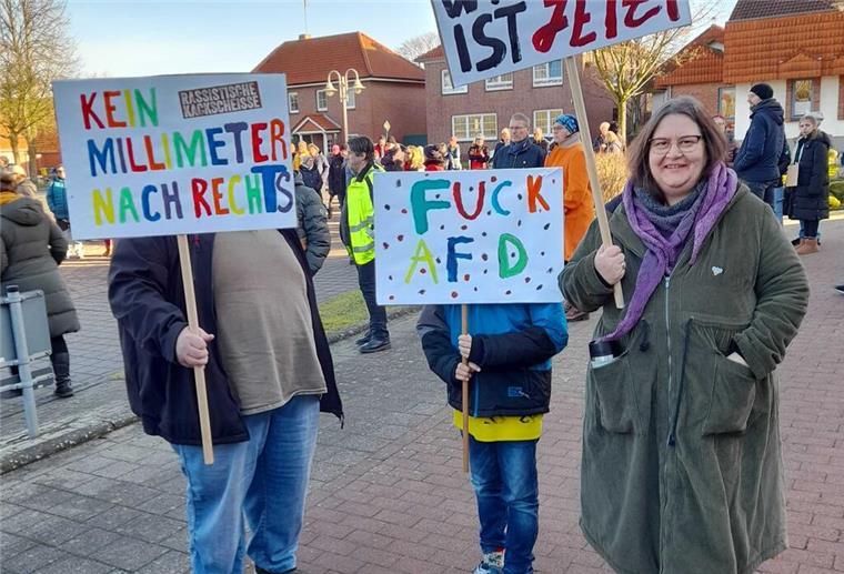 Menschen bei der Demo in Beverstedt
