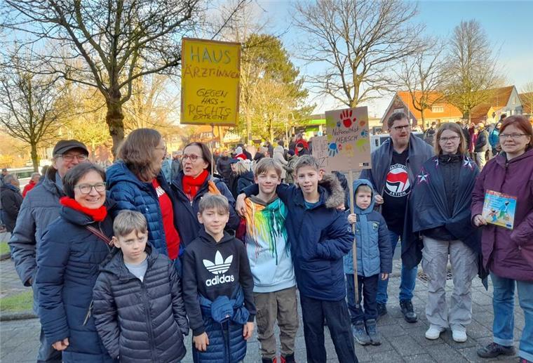 Menschen bei der Demo in Beverstedt