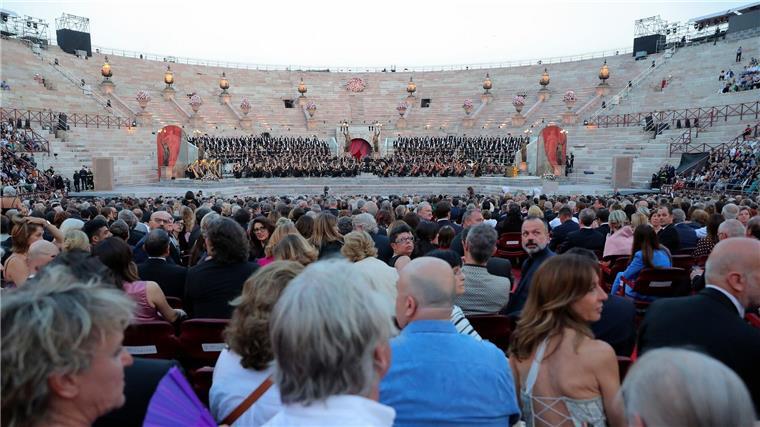 Italien feiert in Verona Oper als Weltkulturerbe Menschen besuchen ein Galakonzert in der Arena von Verona, um die Anerkennung der italienischen Opernkunst durch die UNESCO zu feiern.