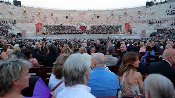 Menschen besuchen ein Galakonzert in der Arena von Verona, um die Anerkennung der italienischen Opernkunst durch die UNESCO zu feiern, in Verona, Italien.
