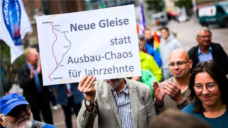 Bahnstrecke Hamburg-Hannover: Bahn ist für Neubau Menschen demonstrieren für den Neubau der Bahnstrecke Hamburg-Hannover.