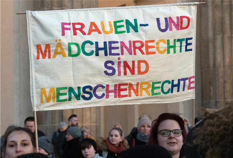 Menschen demonstrieren tanzend für Frauenrechte und gegen Gewalt.