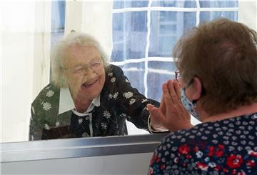 Menschen, die im Altenheim leben, dürfen von einer festen Bezugsperson Besuch bekommen.