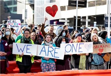 Menschen jubeln nach der Urteilsverkündung vor dem High Court. Eineinhalb Jahre nach den blutigen Anschlägen auf zwei Moscheen im neuseeländischen Christchurch ist der Attentäter zu einer lebenslangen Haftstrafe verurteilt worden. 