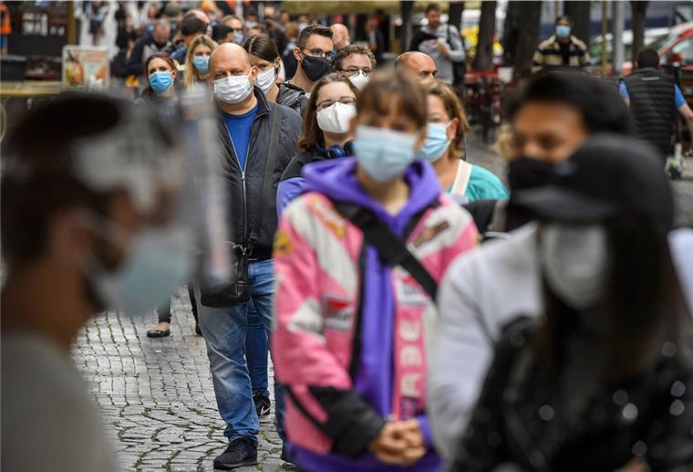 Menschen mit Mundschutz stehen an der Sammelstelle am Wenzelsplatz in Prag Schlange, um sich auf Covid-19 testen zu lassen. In Tschechien breitet sich das Coronavirus weiter rasant aus. 