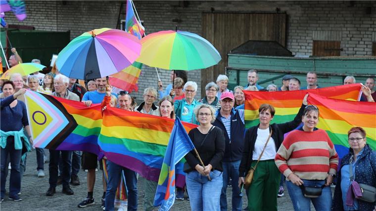 Wahrenholz: Ein Dorf sieht bunt Menschen mit Regenbogenflaggen und -schirmen beteiligten sich am Freitagabend an einer Kundgebung.