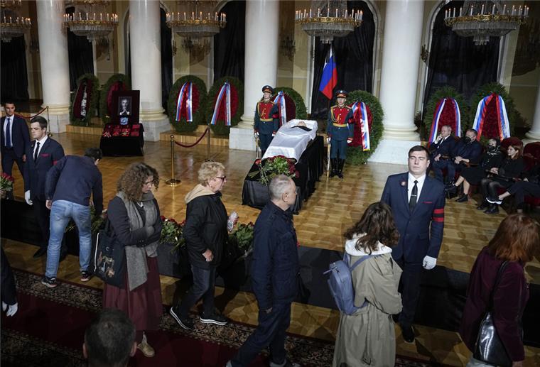 Moskau: Tausende erweisen Gorbatschow die letzte Ehre Menschen nehmen Abschied am offenen Sarg des ehemaligen sowjetischen Präsidenten Michail Gorbatschow in der Säulenhalle des Hauses der Gewerkschaften vorbei, während einer offiziellen Zeremonie.