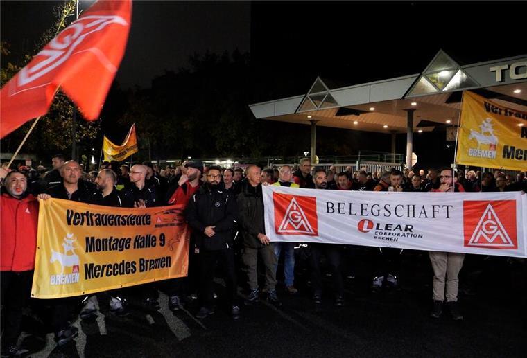 Menschen nehmen am Tor 7 von Mercedes Benz an einer Kundgebung teil. Erste Warnstreiks in der Metall- und Elektroindustrie haben um Mitternacht vor den Werkstoren in Bremen begonnen.