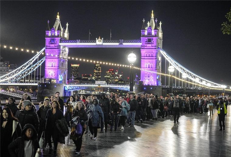 Menschen stehen vor der Tower Bridge Schlange, um der verstorbenen Königin Elizabeth II. während der Aufbahrung in der Westminster Hall in London die letzte Ehre zu erweisen.