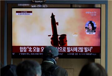 Menschen verfolgen eine Nachrichtensendung über Waffentests von Nordkorea. Nordkorea hat nach Angaben des südkoreanischen Militärs mindestens zwei nicht identifizierte Projektile in Richtung offenes Meer abgefeuert.