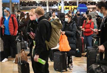 Großbritannien, London: Menschen warten in der Halle am Bahnhof Paddington, nachdem angekündigt wurde, dass in London ab Mitternacht Stufe 4 der Corona-Beschränkungen in Kraft tritt. 