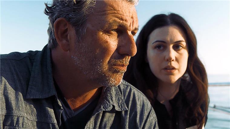 Hans Sigl im moralischen Zwiespalt - „Flucht aus Lissabon“ Menschenrechtsaktivist Tom arbeitet mit der brillanten Programmiererin Sophia zusammen.