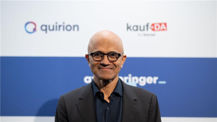 Menschliche Fähigkeiten wie kritisches Denken würden in der Zukunft möglicherweise sogar noch wichtiger werden, prognostiziert der Microsoft-Chef.