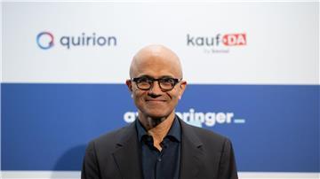 Menschliche Fähigkeiten wie kritisches Denken würden in der Zukunft möglicherweise sogar noch wichtiger werden, prognostiziert der Microsoft-Chef.