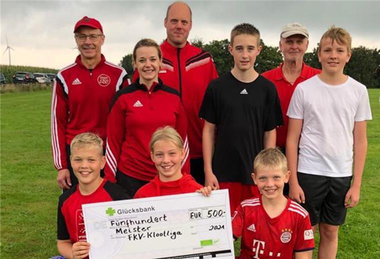 Mentzhauser sind die ersten Klootliga-Champions Mentzhausen war im Finale mit zwei Teams vertreten. Stehend von links: Alfred Wulff, Antje Wulff, Michael Frels, Devin Hillmer, Betreuer Heinz Müller und Joost Völkers. Kniend von links: Toke Loof, Finja Frels und Ole Frels.