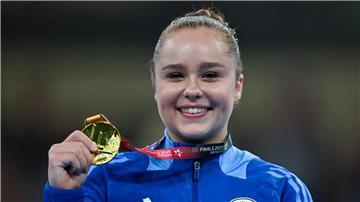 Meolie Jauch präsentiert stolz ihre Goldmedaille.