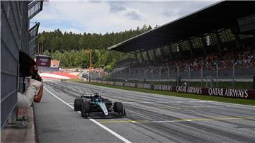 Mercedes-Pilot George Russell fährt in Spielberg als Erster über die Ziellinie.