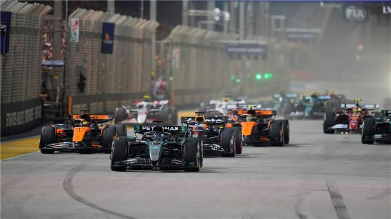 Verstappen-Jagd auf Team-Weltmeister McLaren geht weiter Mercedes-Pilot George Russell (M) verteidigte Platz eins am Start.