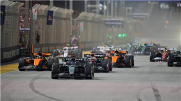 Mercedes-Pilot George Russell (M) verteidigte Platz eins am Start.