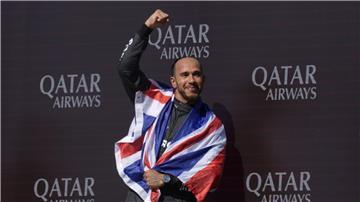 Mercedes-Pilot Lewis Hamilton jubelt nach seinem Sieg in Silverstone.