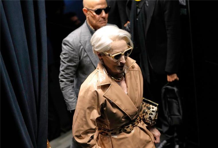 Teufel trägt Dolce&Gabbana: Meryl Streep bei Modeschau Meryl Streep in einem Vinylmantel.