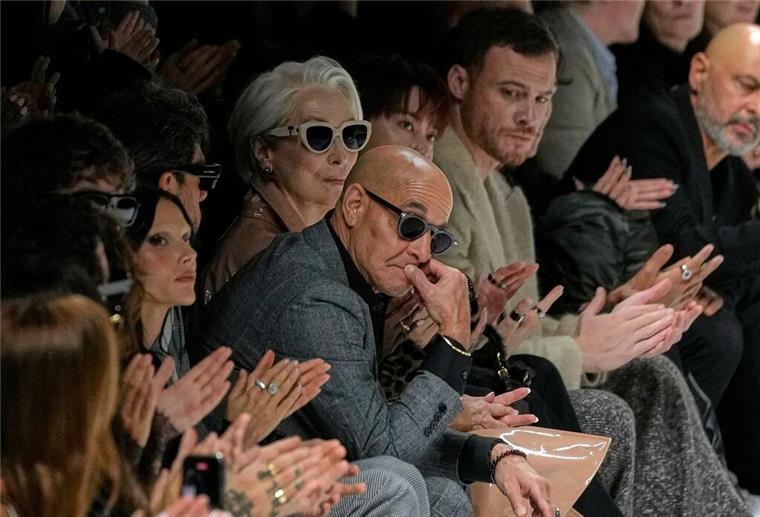 Teufel trägt Dolce&Gabbana: Meryl Streep bei Modeschau Meryl Streep taucht in Mailand bei der Schau von Dolce & Gabbana auf, mit Stanley Tucci (ebenfalls mit Sonnenbrille) an ihrer Seite.