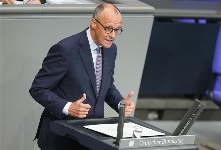Versprechen der Merz-Regierung platzt - und Millionen Bürger sind betroffen Bundeskanzler Friedrich Merz (CDU) spricht in der Generaldebatte in der Haushaltswoche im Bundestag.
