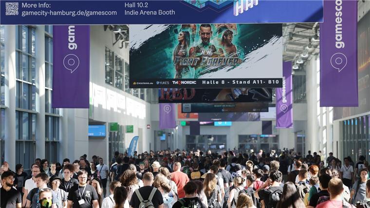 Games-Branche unter Druck: Kleine Firmen geben auf Messebesucher gehen im Jahr 2022 über das Messegelände der Computerpiele-Messe Gamescom.