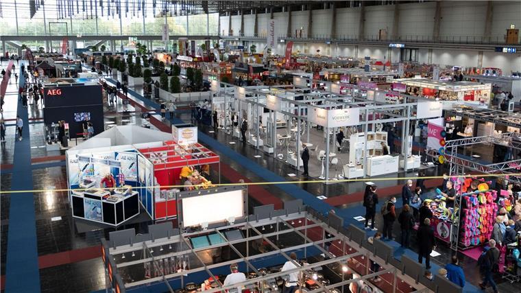 Positive Bilanz nach Einkaufsmesse Infa: 110.000 Besucher Messebesucher schlendern durch die Hallen auf dem Messegelände der Infa 2020.