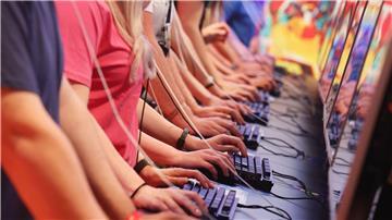 Messebesucher testen ein Computerspiel auf der Kölner Computer- und Videospielmesse Gamescom. Die deutsche Entwicklerszene setzt nach Auskunft eines Verbands in ihren Games immer stärker auf Themen der Demokratiestärkung.