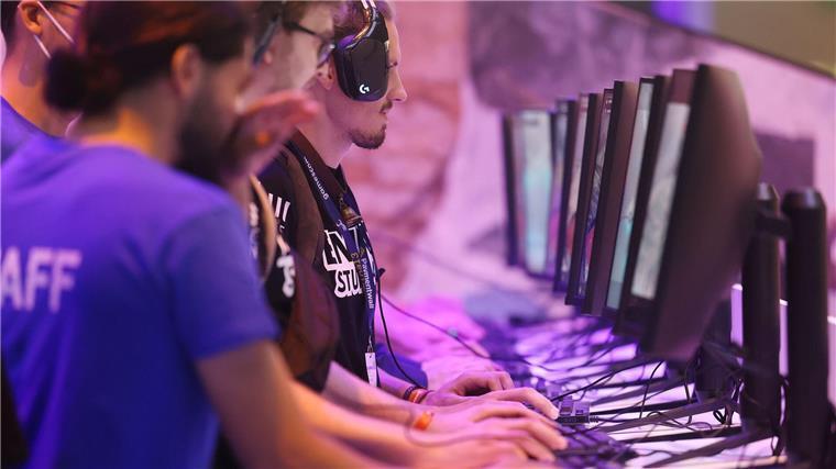 Games-Branche unter Druck: Kleine Firmen geben auf Messebesucher testen ein Computerspiel bei der Gamescom 2022. Bei der an diesem Mittwoch startenden Veranstaltung werden Hunderttausende Besucher erwartet.