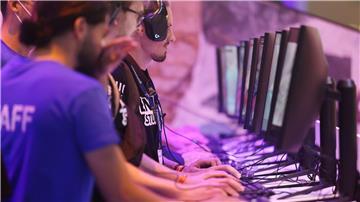 Messebesucher testen ein Computerspiel bei der Gamescom 2022. 