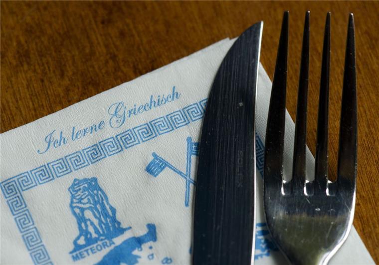 Rettung für bedrohtes Restaurant: "Grieche" plant Neubau in Tarmstedt Messer und Gabel liegen auf einer Serviette in einem griechischen Restaurant. In Tarmstedt wird es auch künftig griechische Küche geben, das Restaurant "Olympia" bleibt dem Ort erhalten.