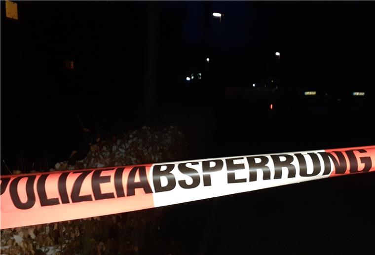 Mann (37) sticht mit Messer auf Bekannten ein Messerattacke an einer Haltestelle in Bremen.