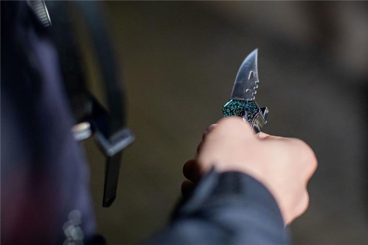 Bremen-Vegesack: 17-Jähriger mit Messerstichen schwer verletzt Messerattacke in Bremen-Vegesack.