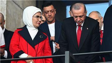 Mesut Özil (M) steht hinter Recep Tayyip Erdogan (r), Präsident der Türkei, und seiner Frau Emine Erdogan (l).
