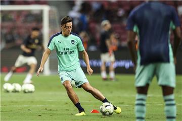Mesut Özil vom FC Arsenal wärmt sich vor dem Spiel auf. 