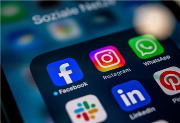 Icons verschiedener Apps auf dem Display eines Smartphones. 