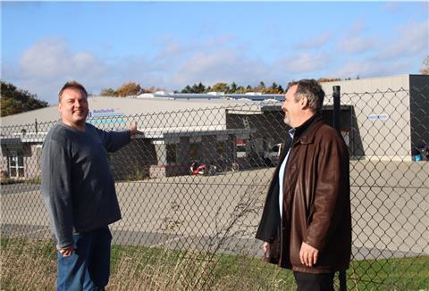 Metallbauer Stefan Stauch (links) hat seit Wochen eine betriebsbereite Anlage auf dem Dach seiner Produktionshalle. Weil die EWE die Anlage nicht anklemmt, wird dort noch kein Sonnenstrom produziert. Jetzt hat er sich an Samtgemeindebürgermeister Oliver Moje gewandt.