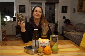 Metalldosen, Glasflaschen und Einmachgläser anstatt Einweg-Plastikverpackungen: Inga Lüdke versucht, beim Einkaufen einen Bogen um Verpackungen zu machen. Da das nicht immer möglich ist, macht sie vieles selbst, wie zum Beispiel Shampoo aus Roggenmehl und Wasser.