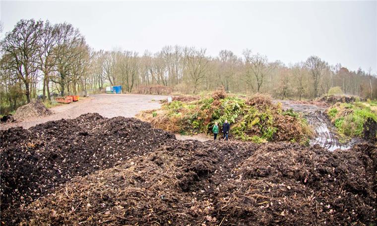 Kompostplatz in Sellstedt ist voll Meterhoch stapelt sich die Erde auf dem Kompostplatz in Sellstedt.