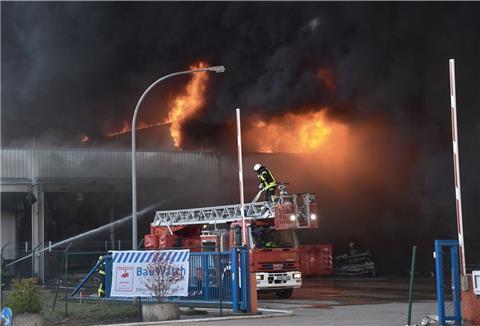 Meterhohe Flammen schlagen aus dem stillgelegten Schlachthof in Zeven, dichter Rauch zieht in Richtung Stadtgebiet. 